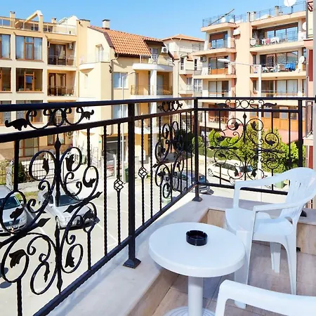 Feniks Apartment *